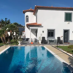 Apt- Sleeps 2 - Pool & Parking - Madeira Apartment